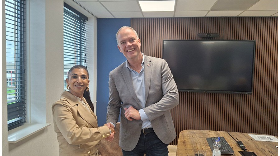 Nita Graafland en Ronald Weerwag wensen elkaar succes en spreken af om alles te doen om de bereikbaarheid in de regio te verbeteren.